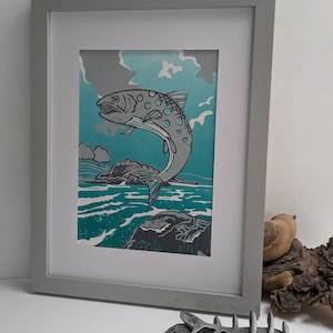Impression linogravure imprimée à la main | Saut de truite fario | maison et vie | décoration intérieure | oeuvres d'art murales | nature | cadeaux nautiques