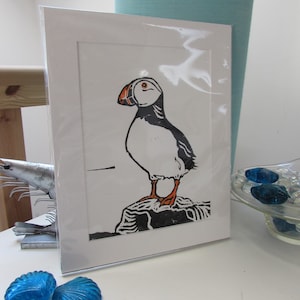 Opgezette papegaaiduikerprint - handgedrukte linosnede - kust - nautische linoprint cadeau
