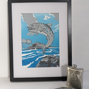 Impression linogravure imprimée à la main | Saut de truite fario | Bleu | maison et vie | décoration intérieure | oeuvres d'art murales | nature | cadeaux nautiques