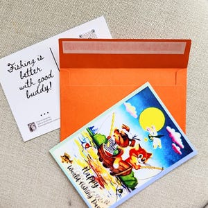 Carte de voeux Joyeuse Journée mondiale de la pêche, chat et chien mignons en bateau, journée ensoleillée, carte de voeux de style dessin animé avec enveloppe