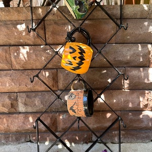Handcrafted Stainless Steel Mug Rack: Wall-Mounted Coffee Mug Display