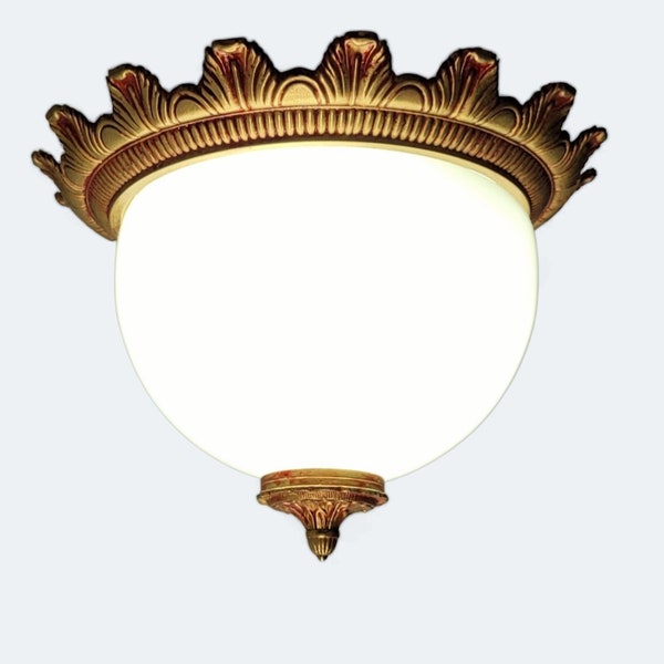 Plafonnier ancien avec anneau en laiton gravé et abat-jour en verre opalisé, lampe vintage d'inspiration classique.