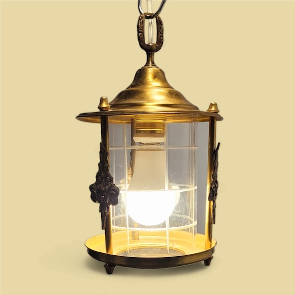 Lanterne en laiton et cristal, lampe ancienne en laiton avec ornements en bronze et cristal taillé, fabriquée dans les années 40