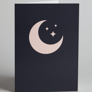 Biglietto di auguri con luna e stelle rosa