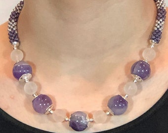 Collier perlé. Perles d’améthyste. Perles de verre dépoli.  Perles d’argent. Perles de verre tchèques. Crochet de perles.
