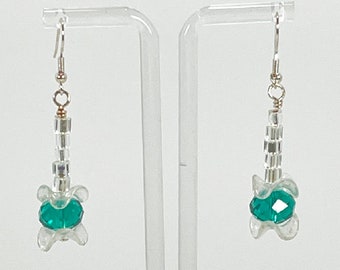 Pendientes. Hermosos aretes de cristal verde con cuentas de cristal transparente. Pendientes colgantes. Disfrutarás usando estos pendientes.