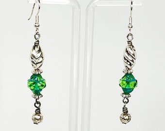 Pendientes. Hermosos Aretes de Cristal Checo. Pendientes de cuentas verdes y plateadas. Pendientes colgantes. Disfrutarás usando estos pendientes.