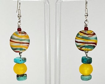 Pendientes. Hermosos aretes de vidrio checo soplado a mano con cuentas de turquesa. Amarillo, Turquesa, Rojo. Pendientes colgantes. Disfruta de estos pendientes.