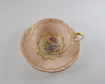 Taza de té rosa Aynsley con detalles dorados y ramo floral