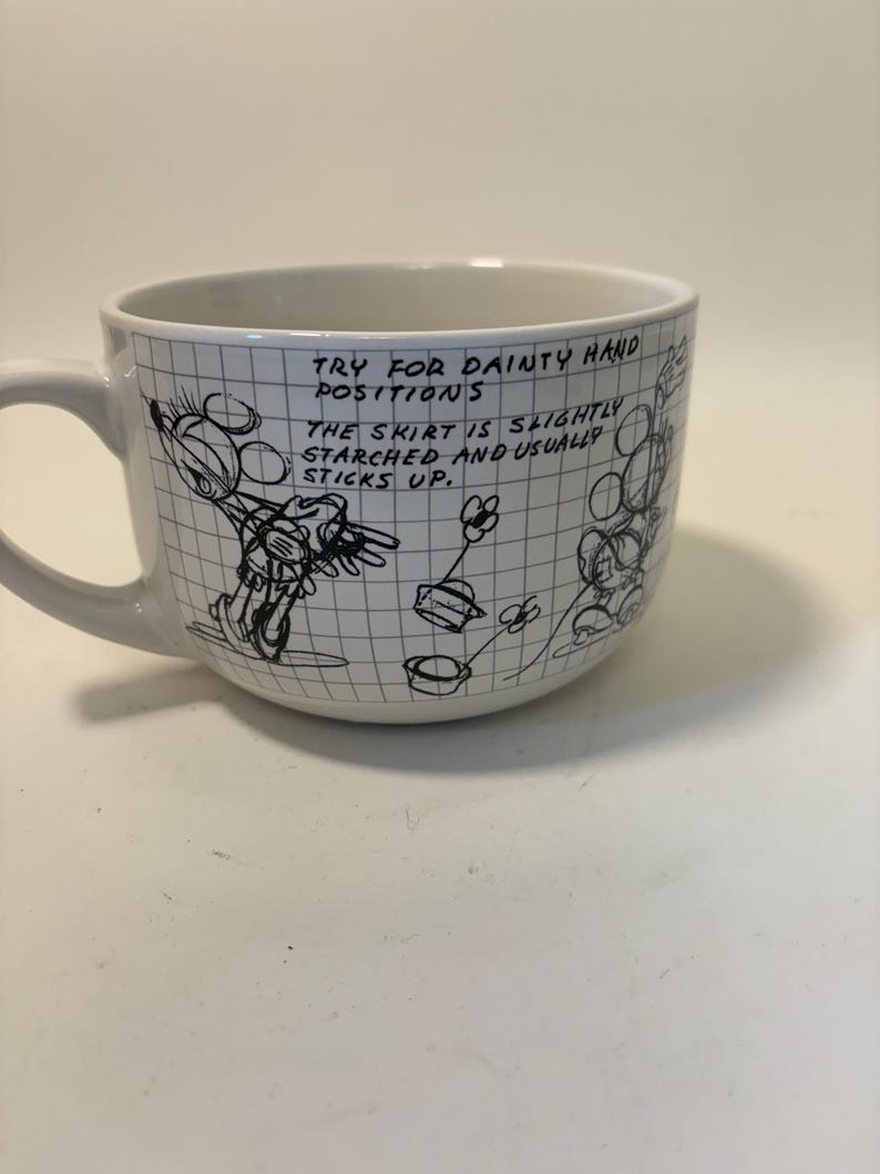 Puede incluir: Taza de cer&aacute;mica blanca con una ilustraci&oacute;n de dibujos animados en blanco y negro y texto. La taza tiene un asa y un patr&oacute;n de cuadr&iacute;cula. El texto en la taza dice: "TRY FOR DAINTY HAND POSITIONS. THE SKIRT IS SLIGHTLY STARCHED AND USUALLY STICKS UP."