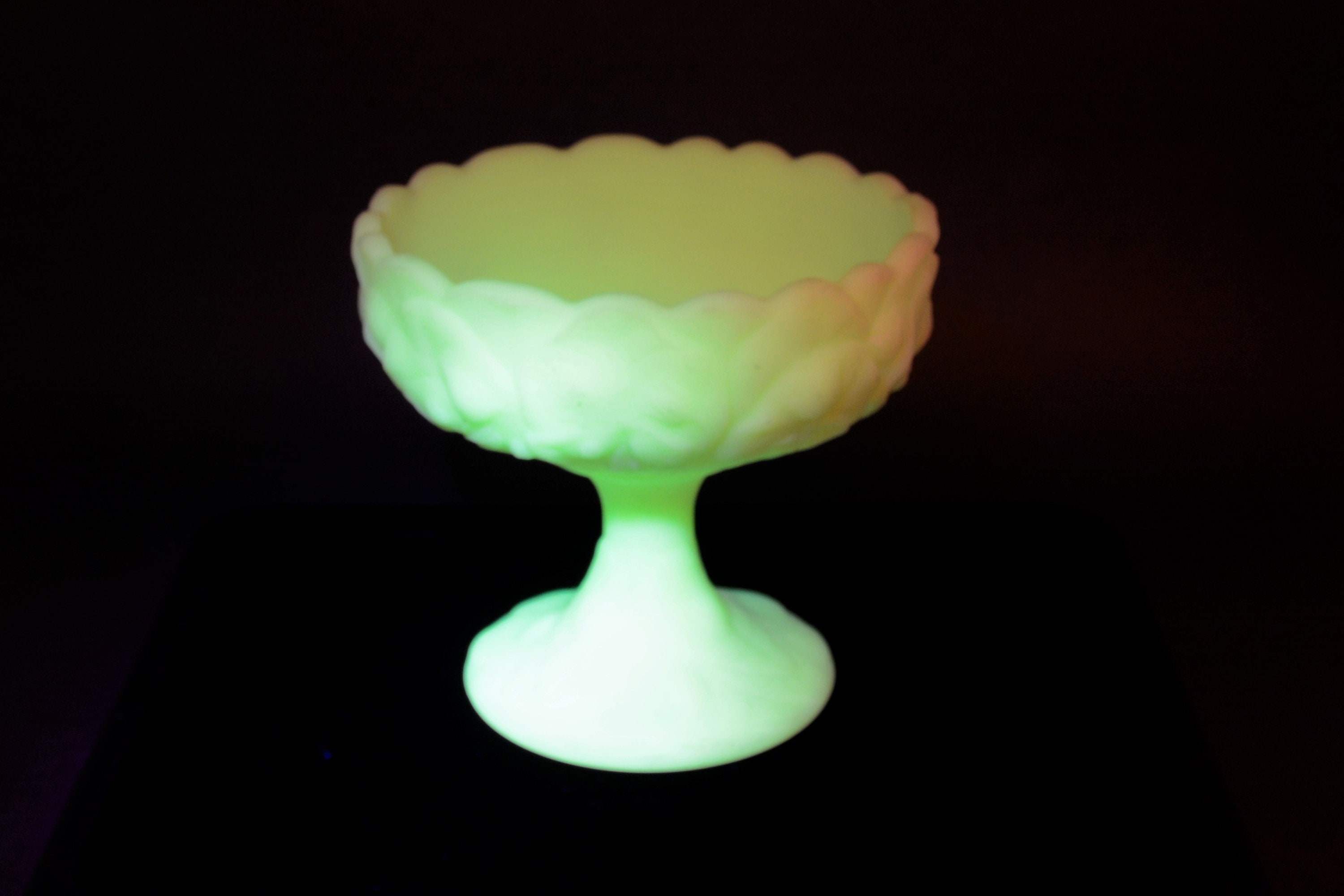 Cuenco con pedestal de vidrio Fenton Custard - Brilla bajo luz negra