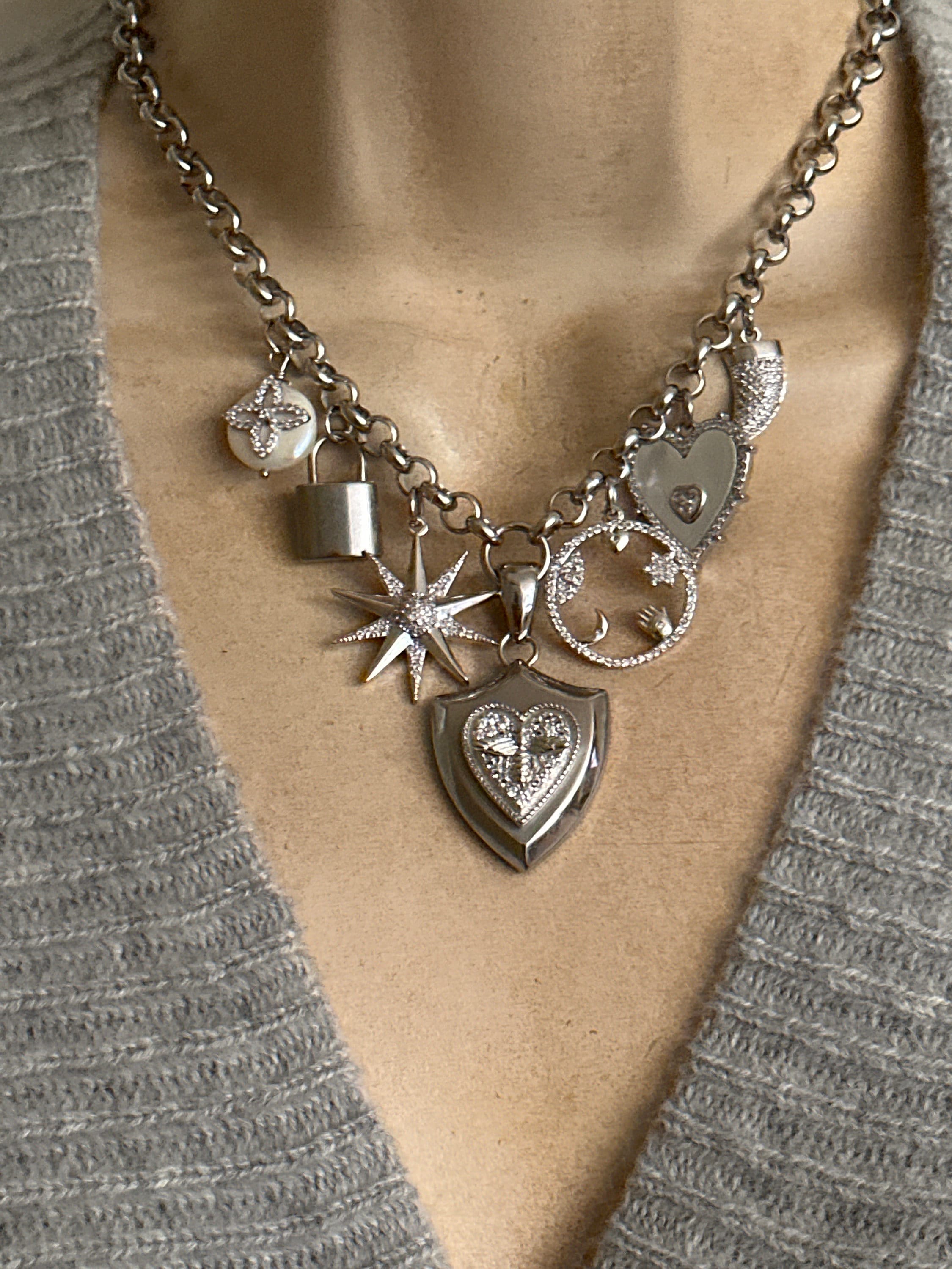 アクセサリー Vintage Mexican silver necklace charm A Vintage Mexican Silver Necklace and Bracelet (Lot 1114