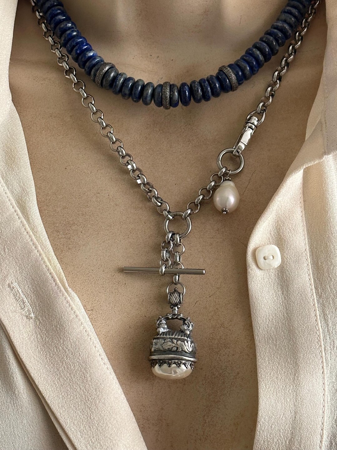 Design Spoo | Drago di lapislazzuli, drago d'argento su una palla blu, collana di gioielli con drago gotico | Ciondolo per collana con pietre preziose