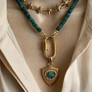 Collana con scudo in malachite