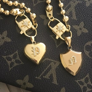 Collar personalizado con inicial en inglés antiguo con forma de corazón o escudo