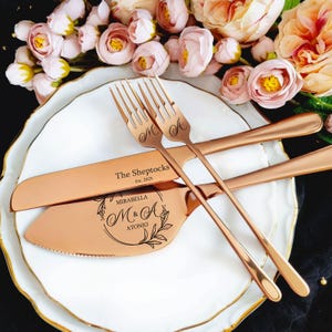 Conjunto para cortar bolo em ouro rosa, 4 peças, coroa de flores personalizada, faca, garfo e caixa.