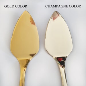 Comparison of two mirror-polished 18/10 stainless steel wedding cake servers. Left: Classic vibrant gold finish. Right: Paler, subtle champagne light gold finish. Clearly labeled text shows the color difference for coordinated wedding palettes.