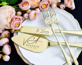 Könnte beinhalten: Goldenes Hochzeitstortenmesser- und -server-Set mit den eingravierten Namen "V & A" und "The Bonaiutos" sowie dem Datum "11.10.2025".