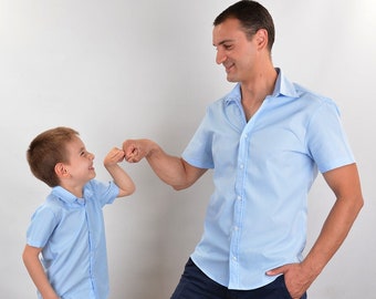 Passende blaue Hemden für Vater und Sohn, blaue Hemden für Papa und mich, passendes formelles Outfit für Papa und Sohn, besonderer Anlass, himmelblaues Hemd für Papa und Baby