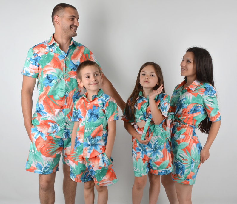 Abiti coordinati per la famiglia, Camicie hawaiane per la famiglia abbinate, Camicie e pantaloncini hawaiani, Padre e figlio, Madre e figlia, Mamma papà e io immagine 1