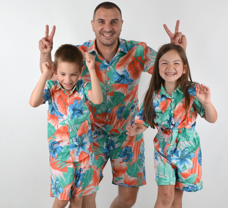 Abiti coordinati per la famiglia, Camicie hawaiane per la famiglia abbinate, Camicie e pantaloncini hawaiani, Padre e figlio, Madre e figlia, Mamma papà e io immagine 2