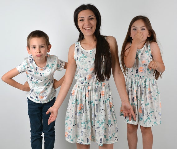 mother father daughter matching outfits