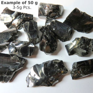 K&ouml;nnte beinhalten: Beispiel f&uuml;r 50 Gramm schwarzes Obsidian, ein vulkanisches Glas, in verschiedenen Gr&ouml;&szlig;en und Formen. Die St&uuml;cke sind zwischen 3 und 5 Gramm schwer.