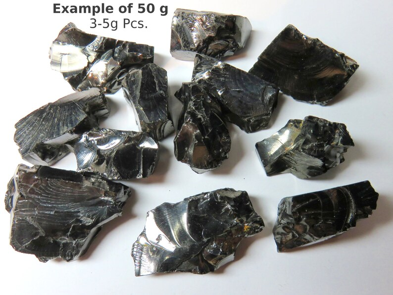 K&ouml;nnte beinhalten: Beispiel f&uuml;r 50 Gramm schwarzes Obsidian, ein vulkanisches Glas, in verschiedenen Gr&ouml;&szlig;en und Formen. Die St&uuml;cke sind zwischen 3 und 5 Gramm schwer.