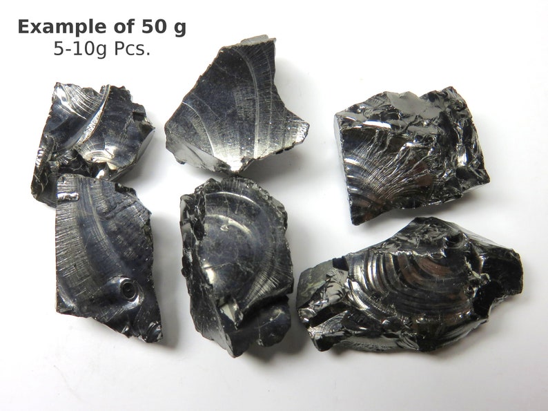 K&ouml;nnte beinhalten: Beispiel f&uuml;r 50 Gramm schwarzer, metallischer, unregelm&auml;&szlig;ig geformter St&uuml;cke aus rohem, unpoliertem Metall. Die St&uuml;cke sind jeweils 5-10 Gramm schwer.