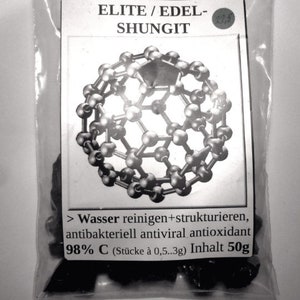 K&ouml;nnte beinhalten: Eine Nahaufnahme einer kleinen T&uuml;te mit schwarzen Shungit-Steinen. Die T&uuml;te ist mit "ELITE/EDEL-SHUNGIT" und "98% C (St&uuml;cke &agrave; 0,5..3g) Inhalt 50g" beschriftet. Die T&uuml;te zeigt auch eine Schwarzwei&szlig;illustration eines Fullerens.