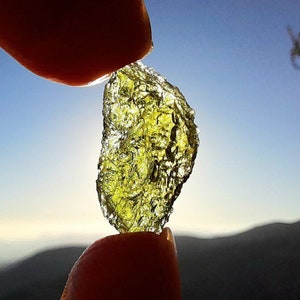 AA Moldavite drop 9ct: Meteorite glass, olive green Tektite, Synergy Crystal Healing image 3