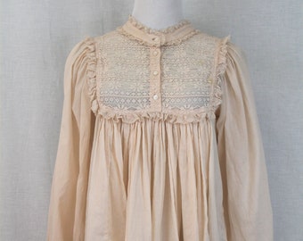 Antik Batik Vintage Victorian Blush Peach and Lace Cotton Voile Blouse Empire Waist Pleated Long-Sleeve Top France size T-1  US XS
