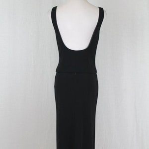K&ouml;nnte beinhalten: Ein schwarzes, &auml;rmelloses Kleid mit tiefem R&uuml;cken und einem figurbetonten Rock.
