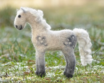 Happy Dappled Grey - Needle Felted Horse | Cheval feutré à l'aiguille