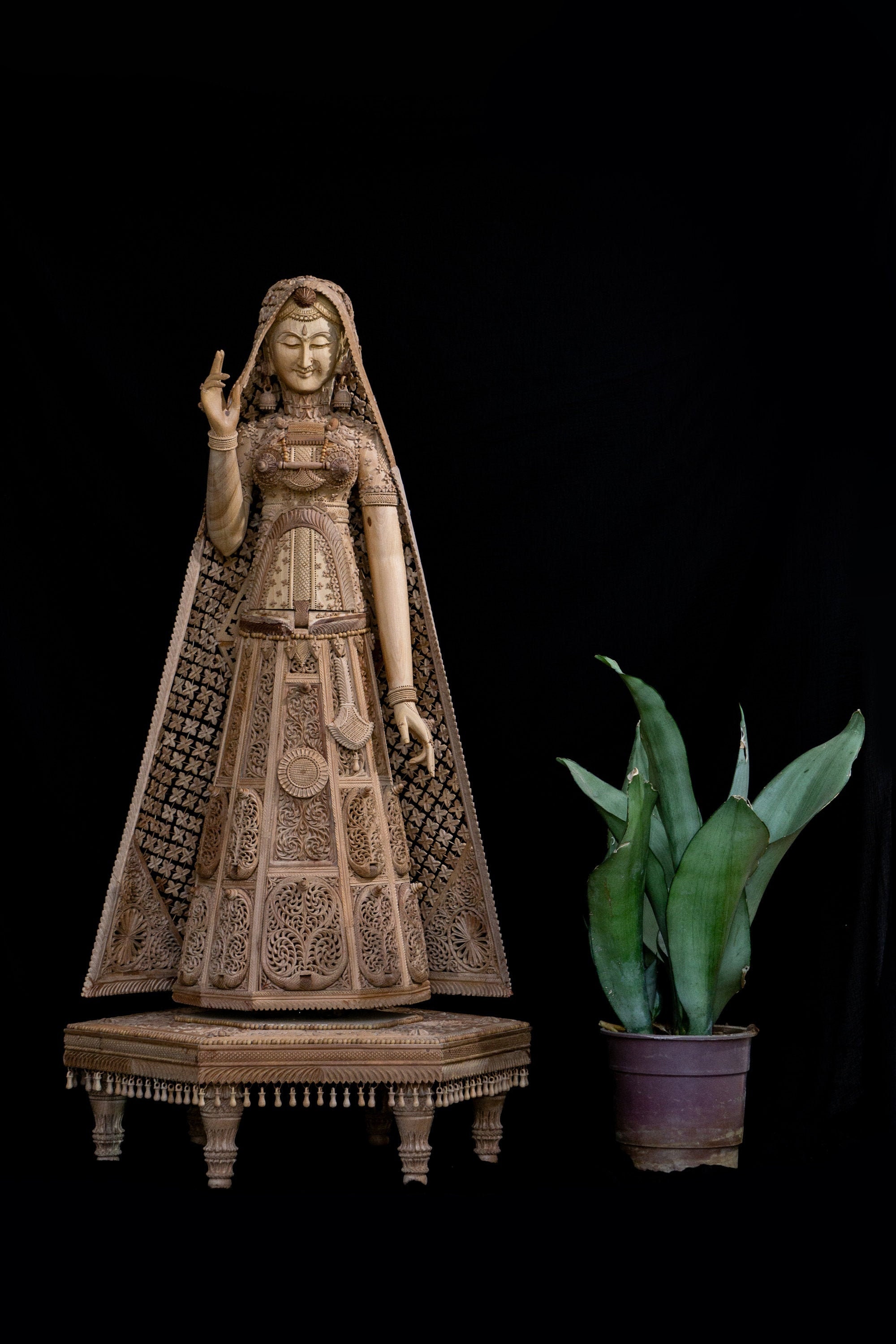 statue Traditionnelle Indienne de Dame, Main Découpée Rajasthani Batailles Figurine Santal, Pièce Ma