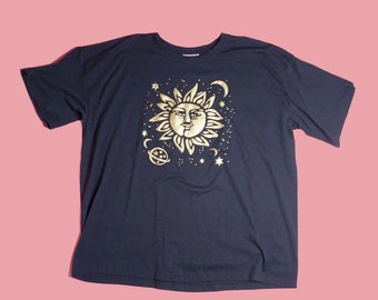 1990s-Y2K KAND Sportwear CELESTIAL. Astrology. Zodiac Sun, Moons, STARS, and Saturn. Gold Graphic Print Black Tee. T- Shirt. Plus Size. 3XL