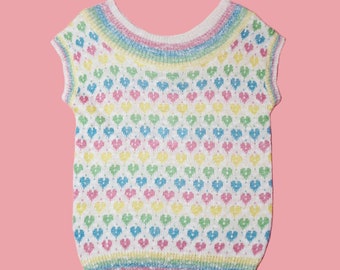 1970s-1980s Collage Beige KNIT Boxy RAINBOW Colorful HEARTS. Valentines. Novelty Kitsch. Woven Short Sleeve Sweater Blouse Top. Small-Large