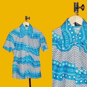 1960s-1970s Total Fit Blue and White POINTED Collar Short Sleeve OP ART Fleur De Lis Fitted Button Up with Split Back. Small-Medium