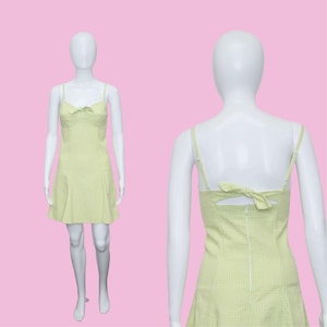 Vintage z lat 90. BETSEY JOHNSON. SEERSUCKER. Wycięty regulowany krawat. Biało-zielona, kratkowana sukienka mini bez rękawów. Bardzo mała. Tak jak jest