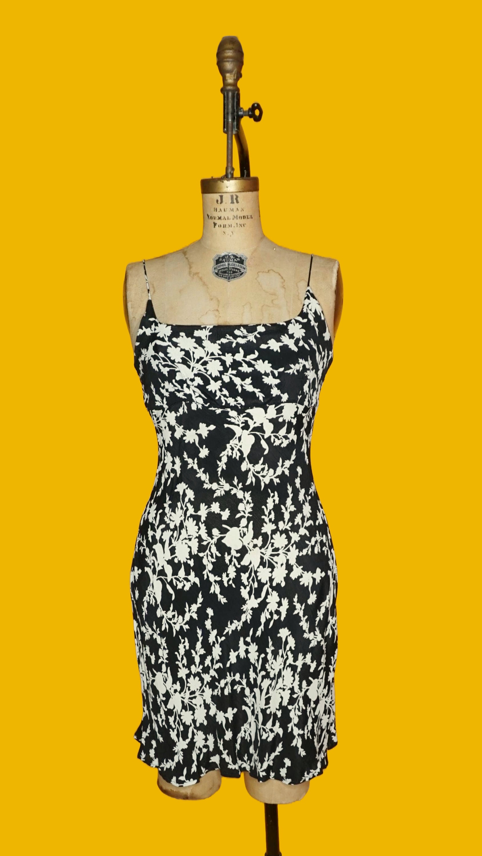 1990s-y2k ANGIE. Black and White FLORAL SILHOUETTE Adjustable Lace
