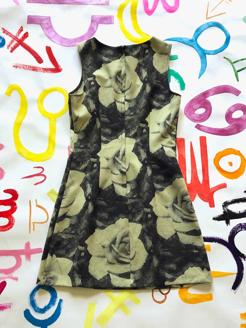 Medium Rose Digital Print OP ART 1990s-Y2K XOXO Pistachio Green Mini dress