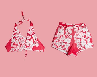 Rood en wit uit de jaren 40 en 50. HAWAIIAANS. Tweedelige katoenen gebloemde haltertop en short met ceintuur en riem. Zwemstrandset. Klein. Zoals het is. Beschadigd