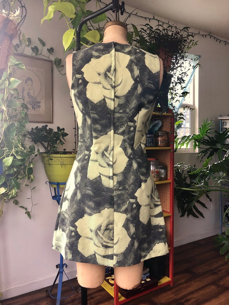 Medium Rose Digital Print OP ART 1990s-Y2K XOXO Pistachio Green Mini dress