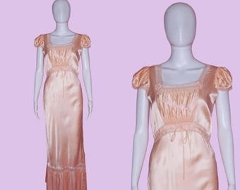1930s-1940s Peachy Pink Liquid Satin Silky LACE Trim Short Sleeve Maxi ADJUSTABLE SLIP Dress. Small-Medium. As Is