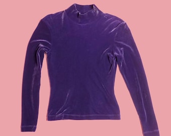 Blusa BCBG PARIS de terciopelo suave, elástica, morada, de manga larga y cuello alto simulado. Talla extra pequeña.
