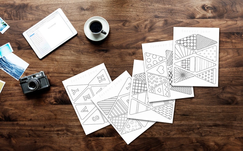 Set of 40 Printable Pennant Flags which will create a printable Easter banner. Includes all of the letters to spell out Happy Easter & the other flags are patterns. All pennant flags are colorable.