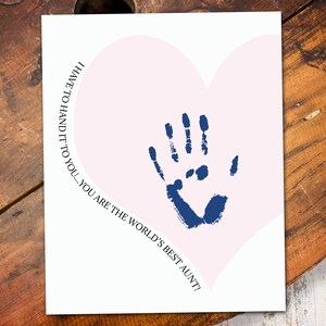 K&ouml;nnte beinhalten: Eine wei&szlig;e Karte mit einer rosa Herzform und einem blauen Handabdruck darin. Der Text auf der Karte lautet "I HAVE TO HAND IT TO YOU.....YOU ARE THE WORLD'S BEST AUNT!"
