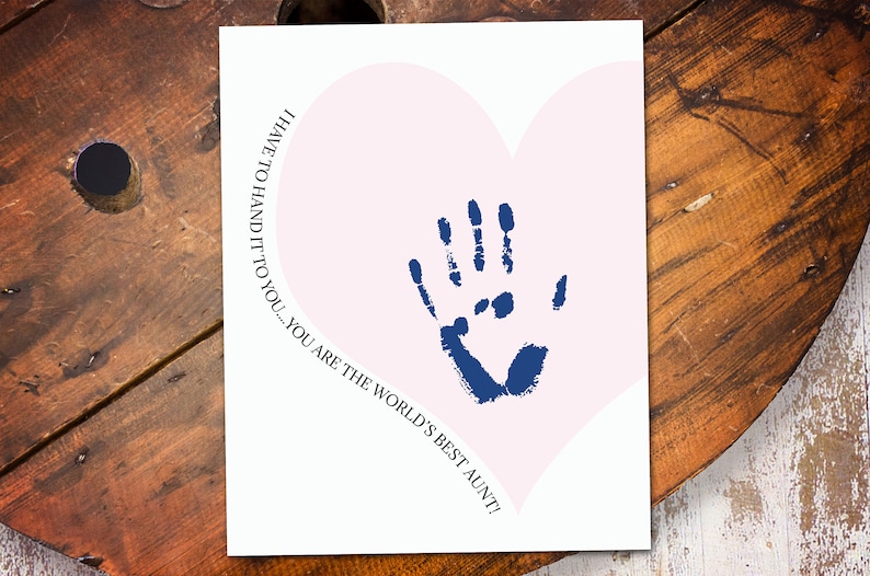 K&ouml;nnte beinhalten: Eine wei&szlig;e Karte mit einer rosa Herzform und einem blauen Handabdruck darin. Der Text auf der Karte lautet "I HAVE TO HAND IT TO YOU.....YOU ARE THE WORLD'S BEST AUNT!"