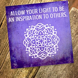 K&ouml;nnte beinhalten: Lilafarbene Inspirationskarte mit einem wei&szlig;en Mandala-Design. Der Spruch lautet "Erlaube deinem Licht, eine Inspiration f&uuml;r andere zu sein."