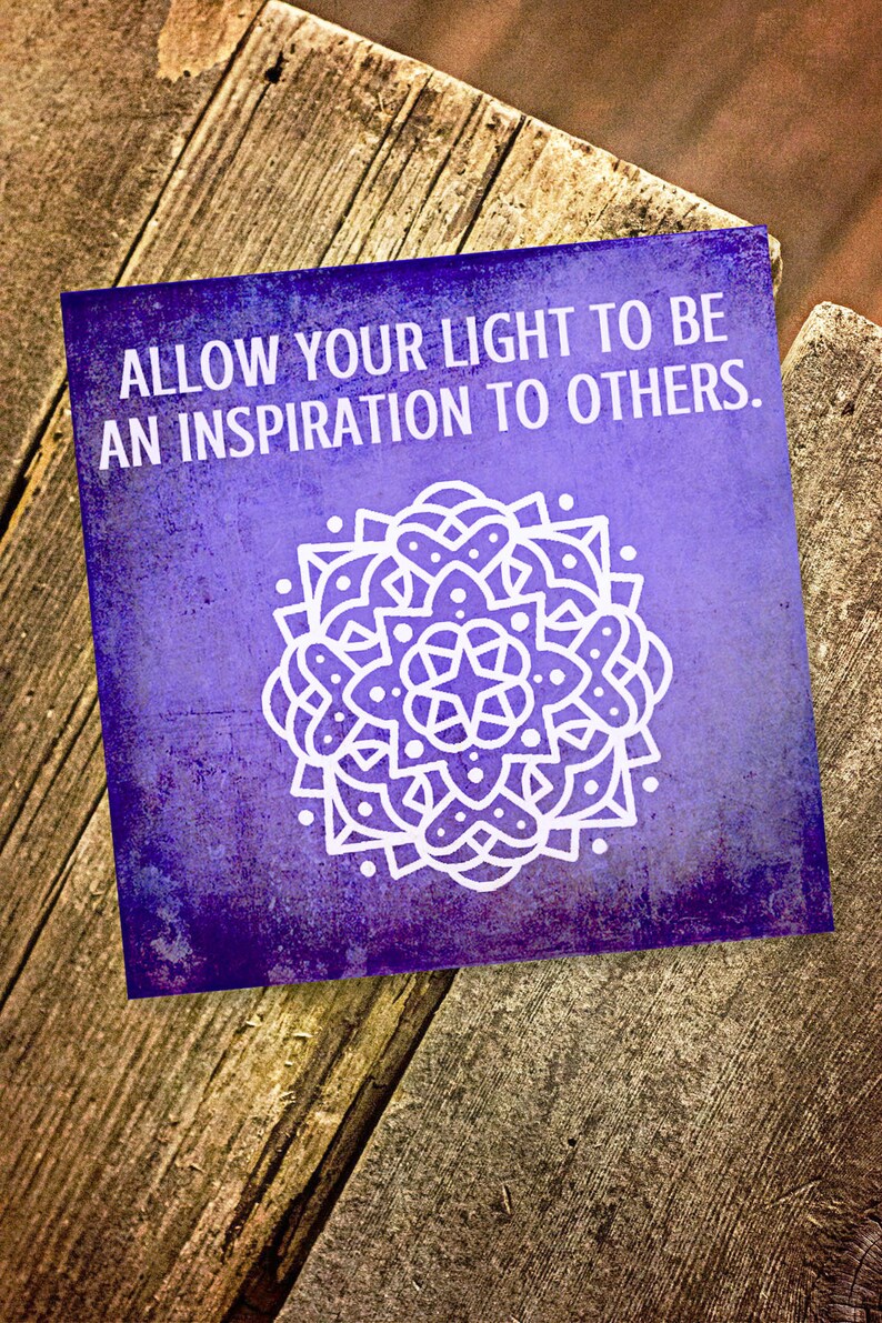 K&ouml;nnte beinhalten: Lilafarbene Inspirationskarte mit einem wei&szlig;en Mandala-Design. Der Spruch lautet "Erlaube deinem Licht, eine Inspiration f&uuml;r andere zu sein."